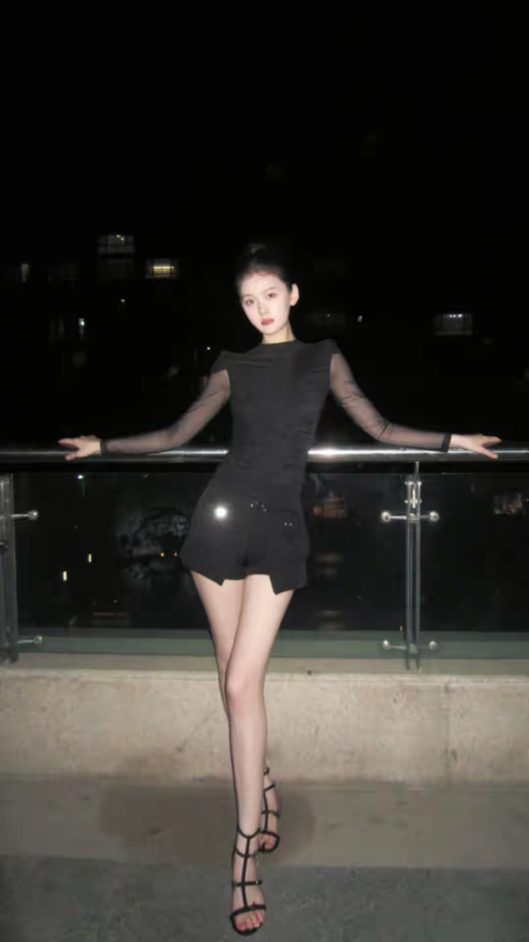 新生代演员刘媛媛长腿美照！