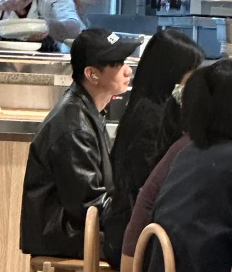 林俊杰跟七七又被偶遇了!贴心帮女友提包,曝女方父亲是经济犯