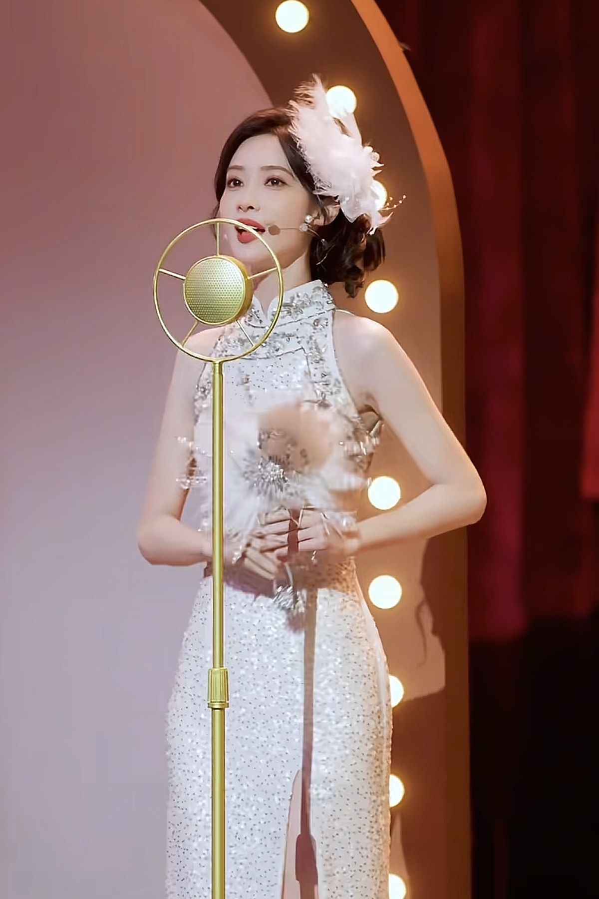 孟子义穿白色旗袍好漂亮，身材比例超好，优雅端庄民国美人既视感