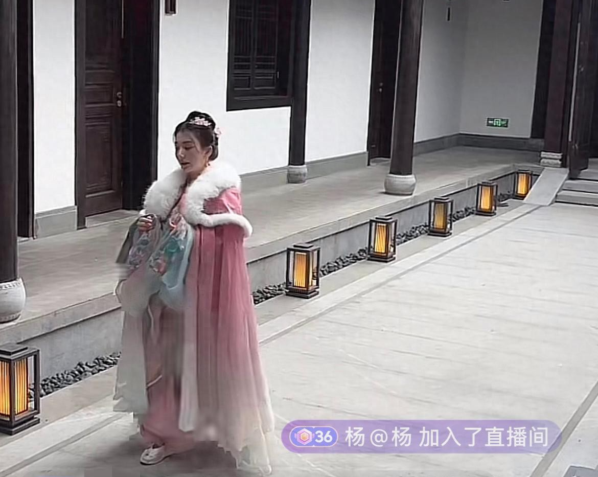 天王郭富城安徽农村探亲记:2000万农庄人挤人!