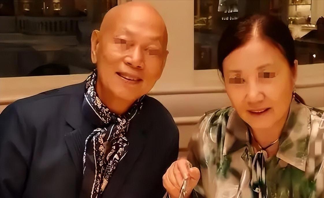 内娱最大的笑话，一个连路都走不利索的歌手，77岁还开演唱会捞钱