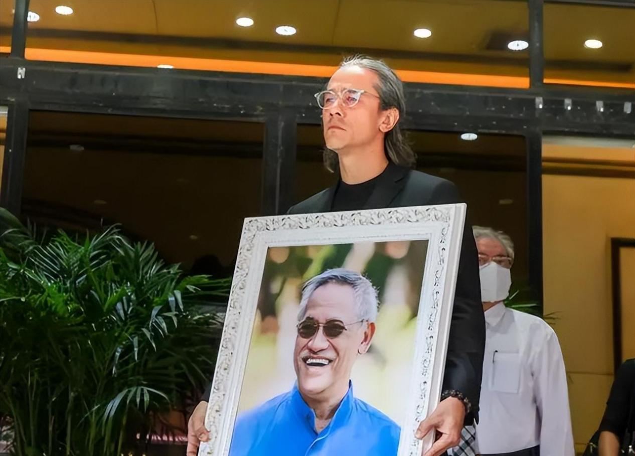 吴耀汉遗体告别,洪金宝独坐灵堂神情没落,抱住家属泪流不止