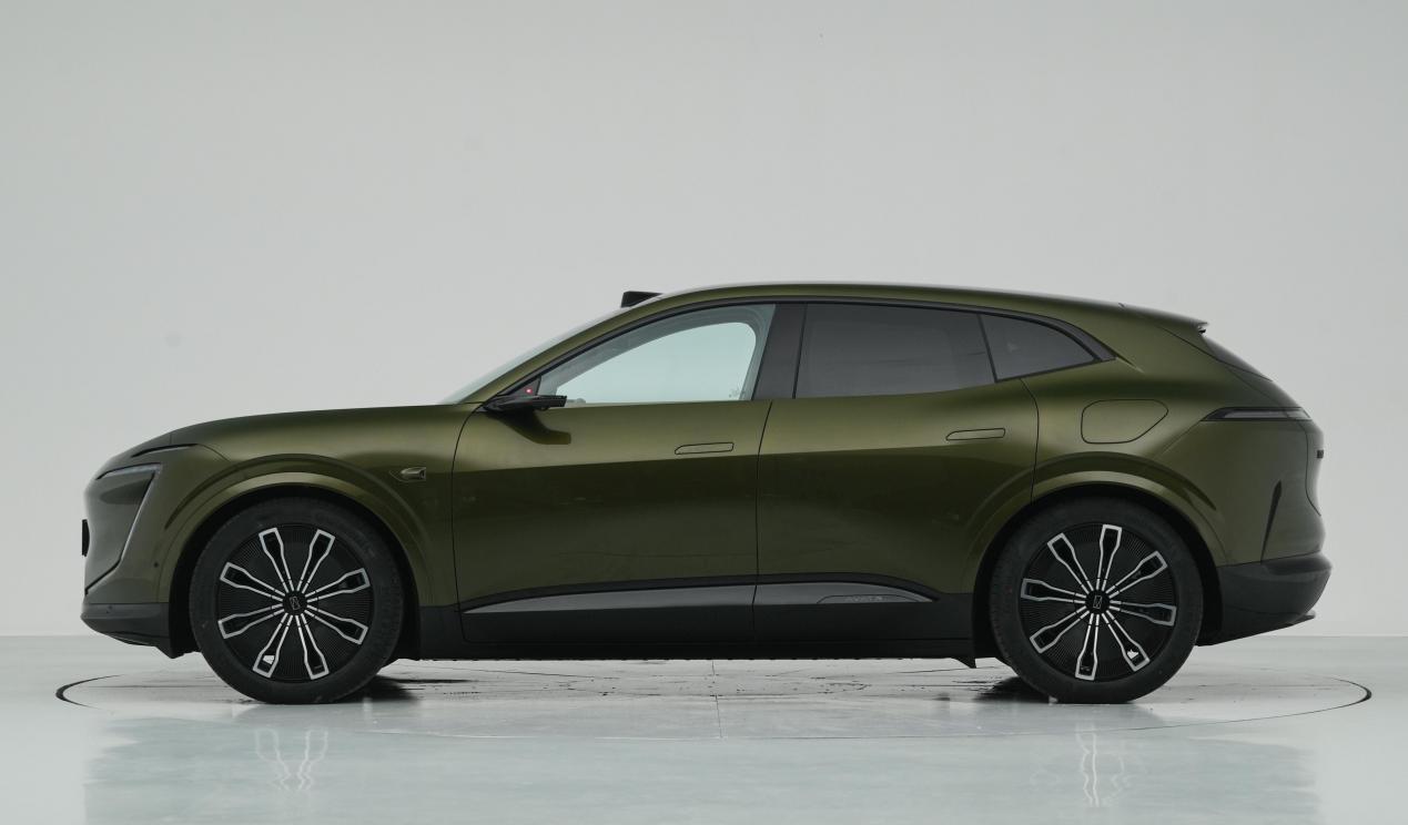 华为“亲儿子”?3.9s破百带800V快充,配魔毯悬挂+零重力座椅!