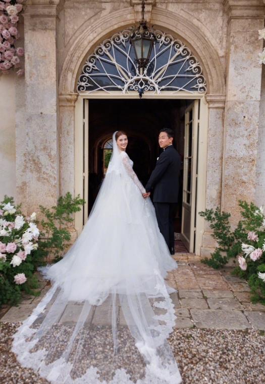 吴千语夫妻现身上海，面相富态大长腿吸睛，施伯雄秃头被嘲老嫂子