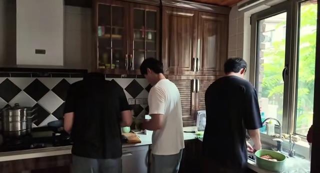 53岁刘均在别墅宴请好友，31岁樊驿宁罕见亮相，别墅花园让人亮眼