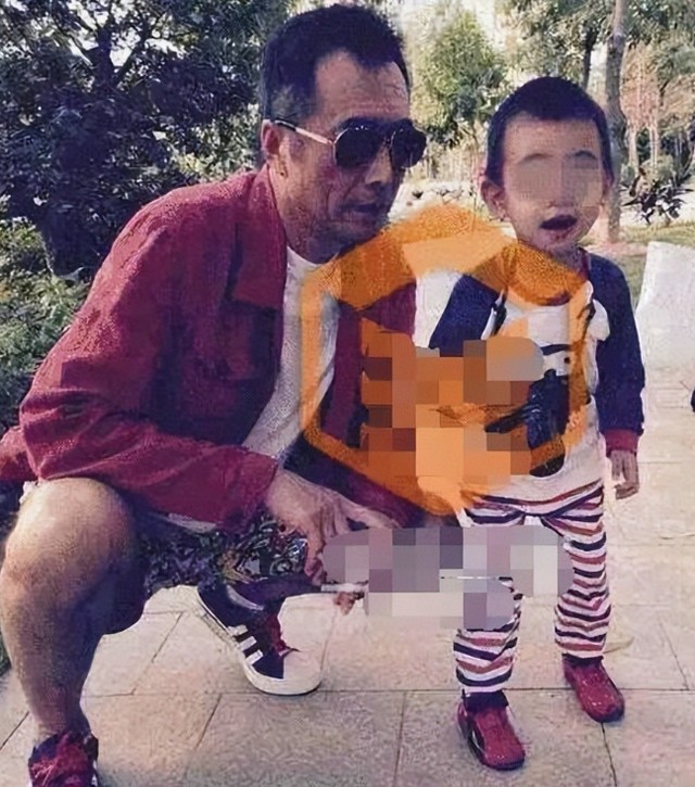 他爱慕萨日娜20年,先后娶俩娇妻,老来得子又离婚,64岁下场凄惨