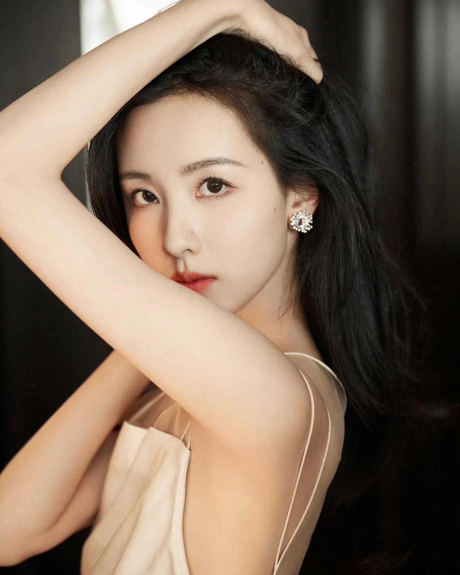 陈都灵性感薄纱吊带裙写真