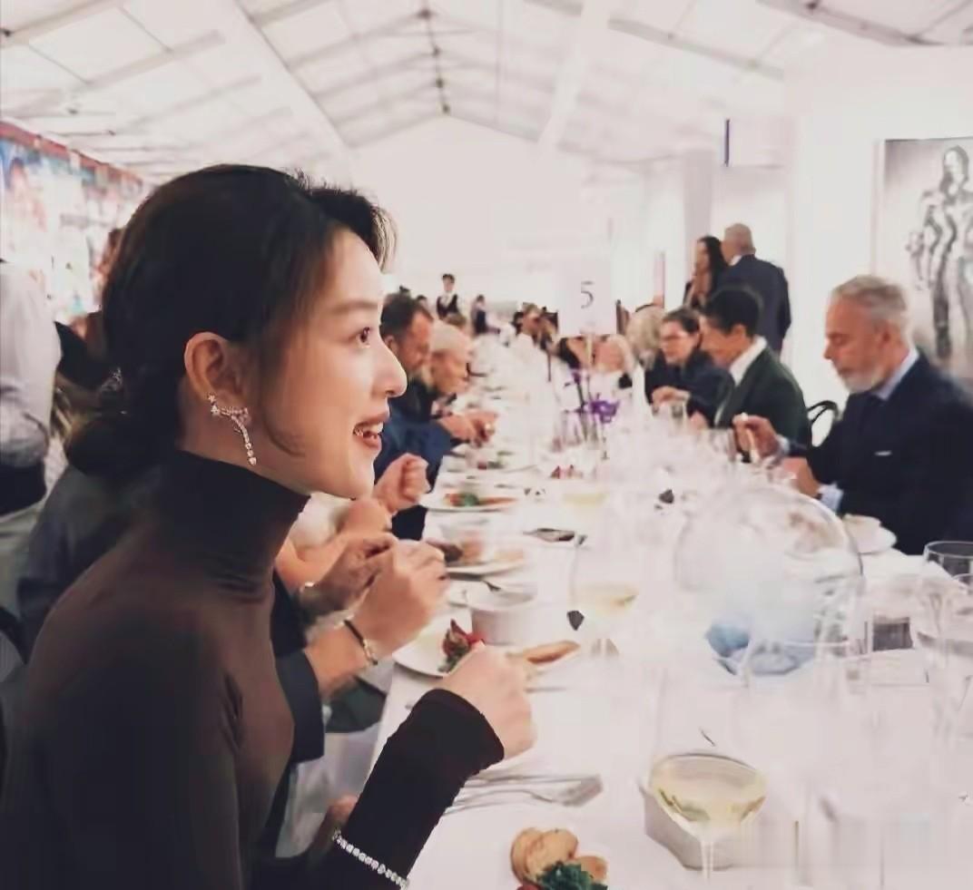 章泽天英国富商饭局形象坍塌，穿着潦草肋骨外翻引热议！