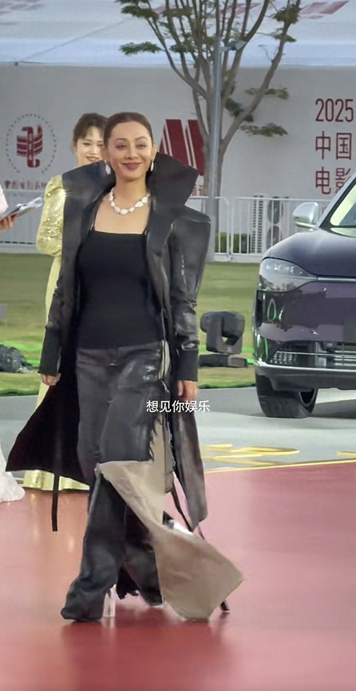 宁静鞋子好抢镜！现身金鸡奖红毯，黑色长皮衣搭配长靴又美又飒