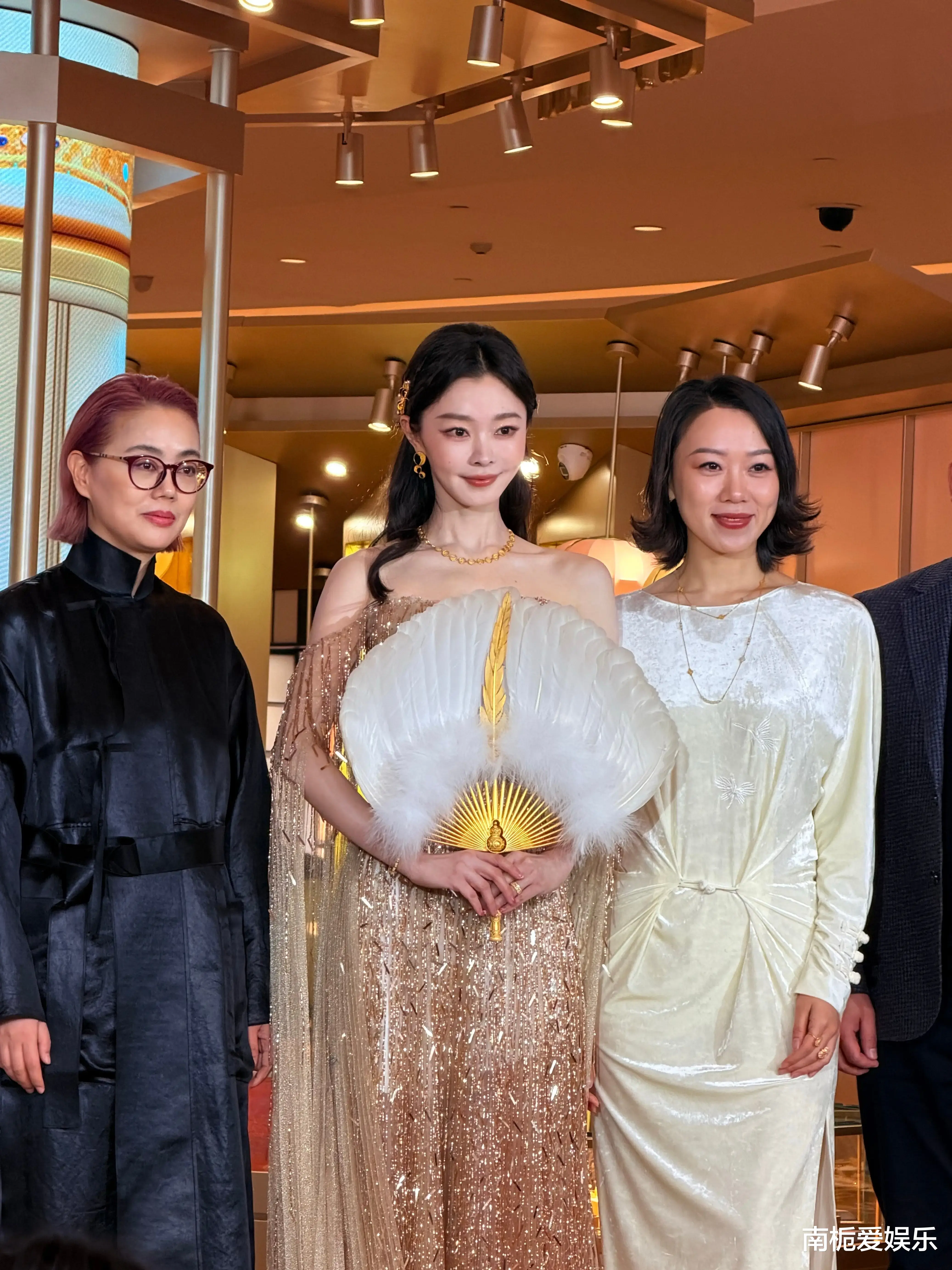 宋轶一袭鎏金羽毛长裙亮相，复古造型惊艳四座！