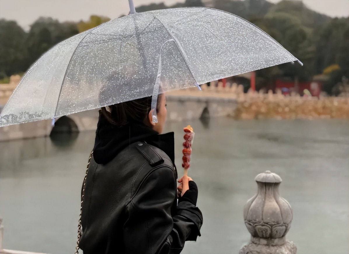 卡地亚晚宴，妖艳四射的巩俐和宋佳，败给了全“裹”出镜的郭晶晶
