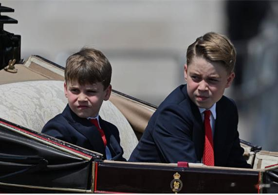 威廉43岁生日凯特晒照，王妃病情又严重3个娃还小，这个生日难过