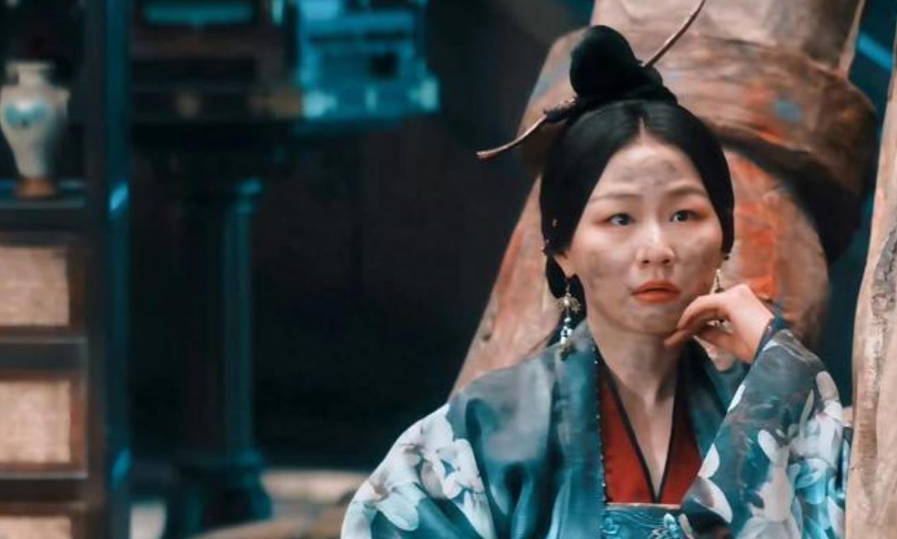 从喜剧丑女到超级明媚大美人 这位90后女星真的是“红气养人”！