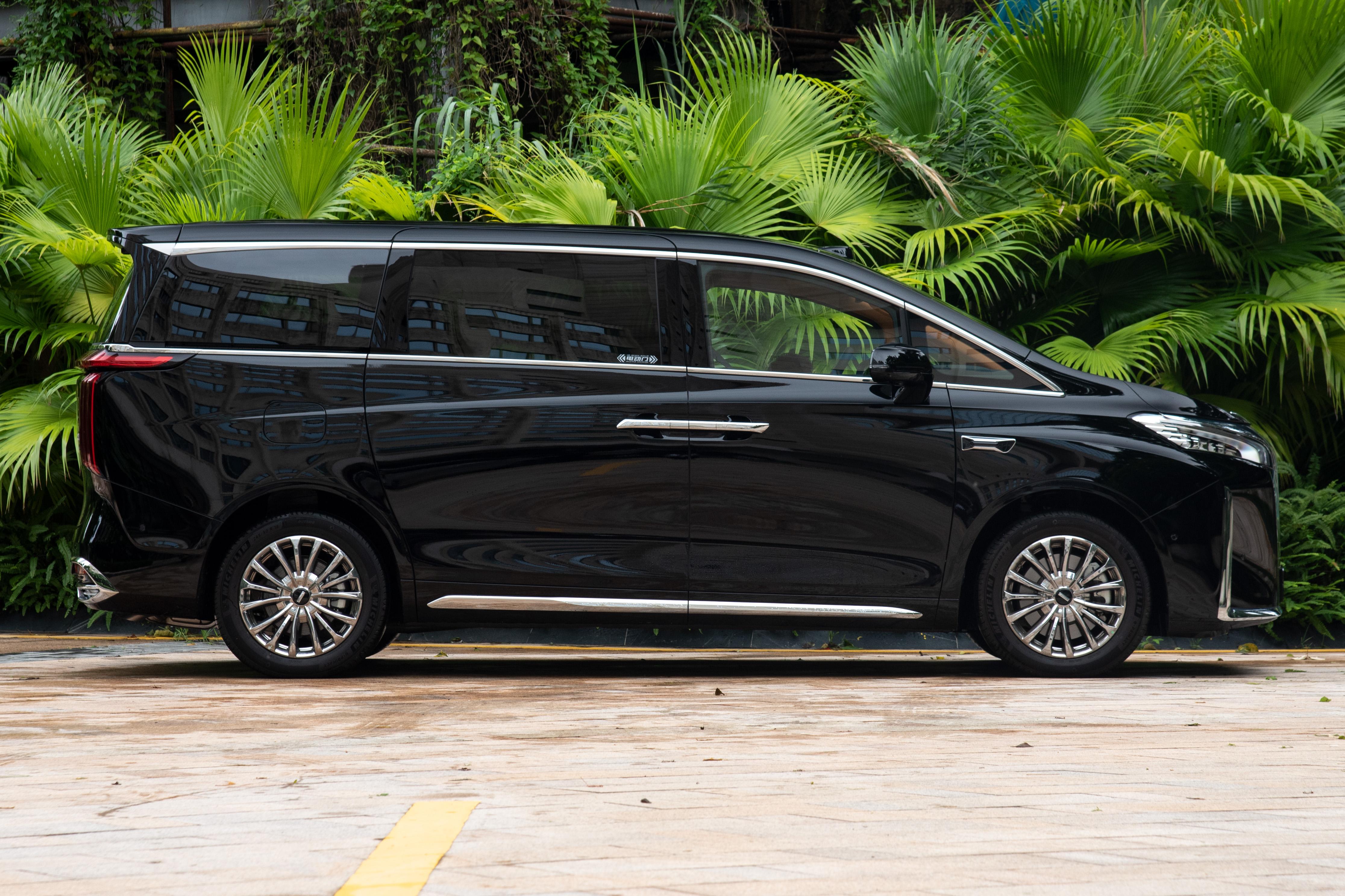 家庭出行看这款，大7座布局+5050mm车长，标配激光雷达，可油可电