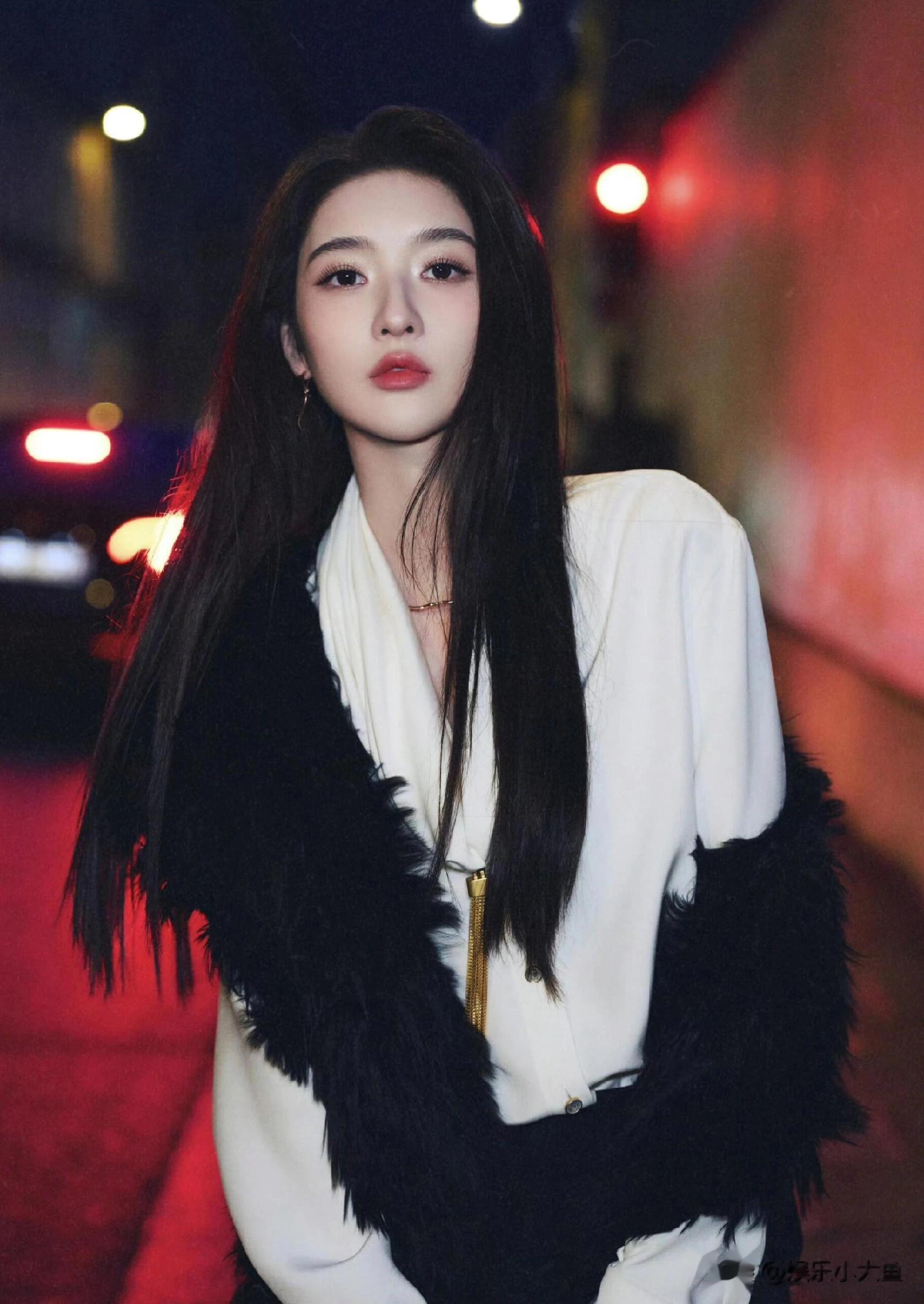 周也王玉雯巴黎街头的豪门姐妹花，优雅气场无人能敌，太美了