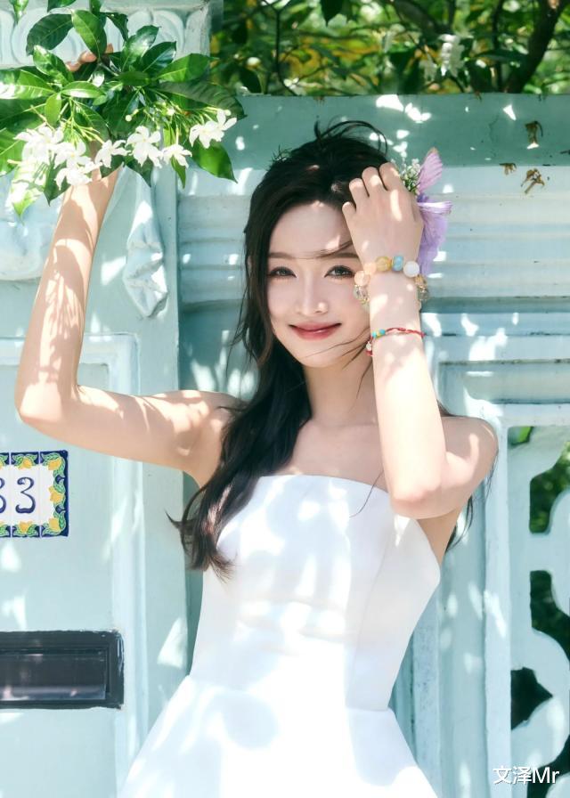 吴宣仪一袭白色抹胸短裙，仿佛是夏日里的纯白仙女