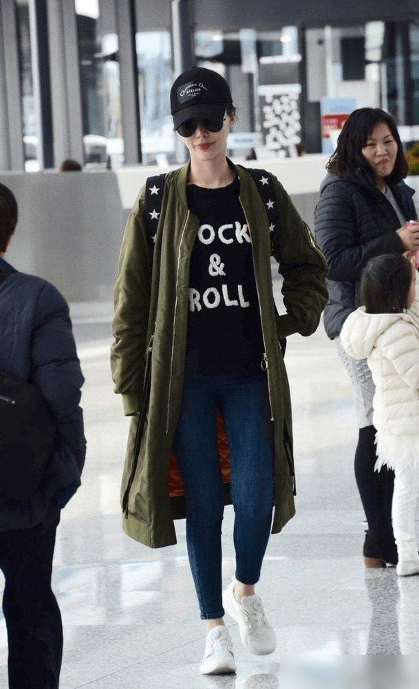 71岁王石携小30岁娇妻走机场,田朴珺穿长夹克显年轻,两人像父女