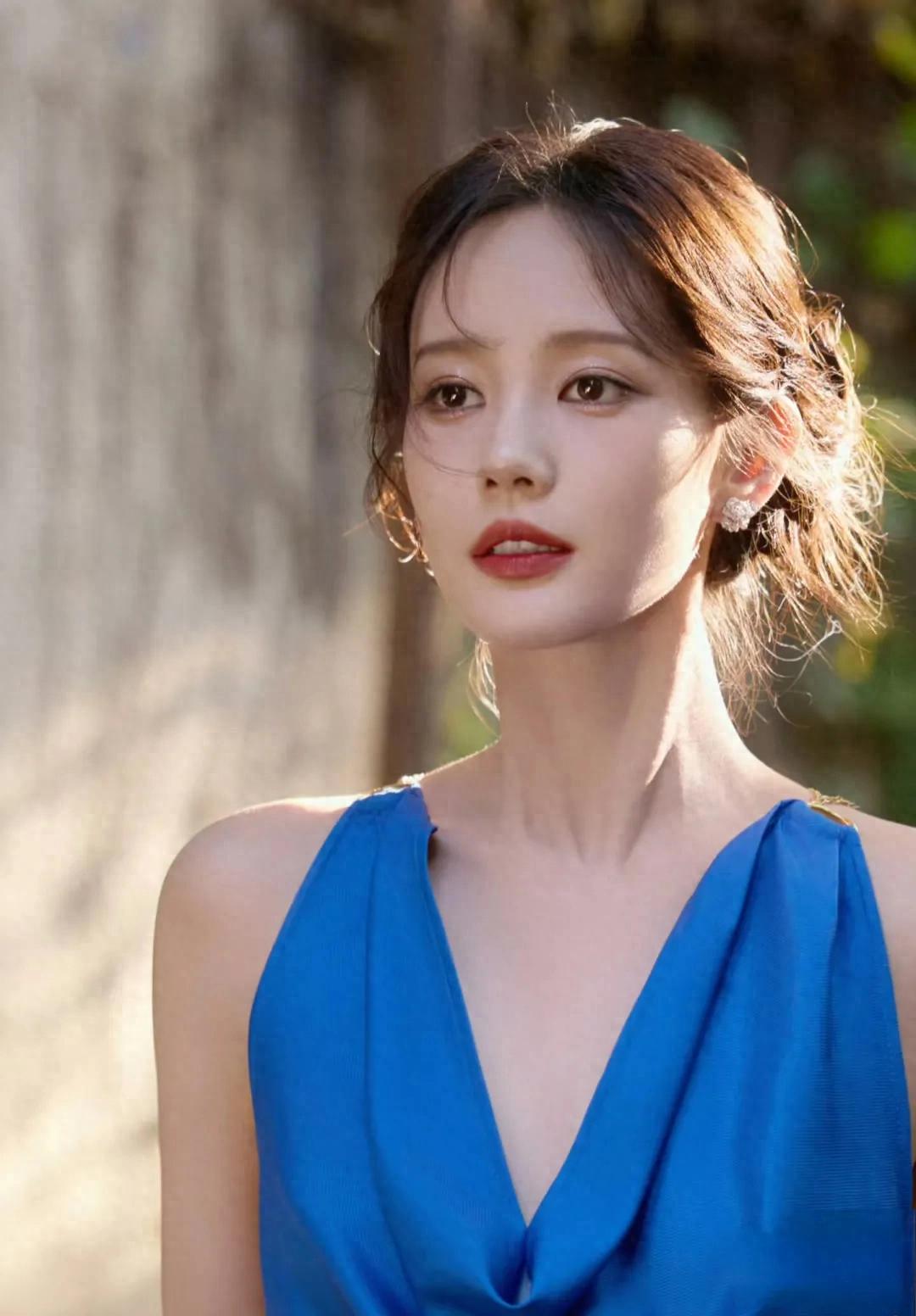 李一桐蓝裙造型，深V露背配花朵印花，盘发更显优雅气质