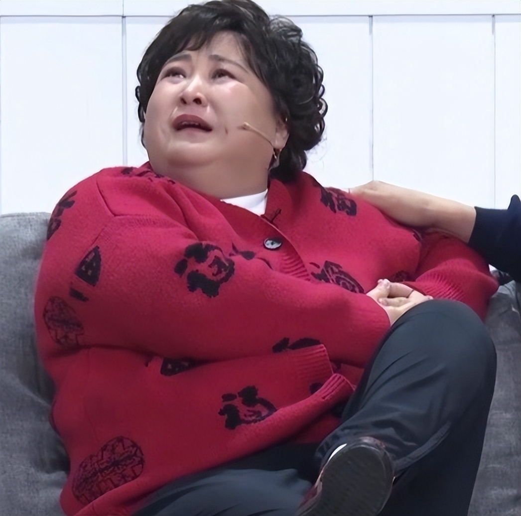 外媒的镜头好真实啊，43岁贾玲最新状态：面相变了跟换了魂一样