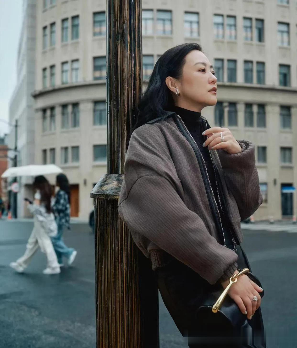 郝蕾换风格后气质大变！短夹克+打底衫+皮裙，时髦洋气又高级！