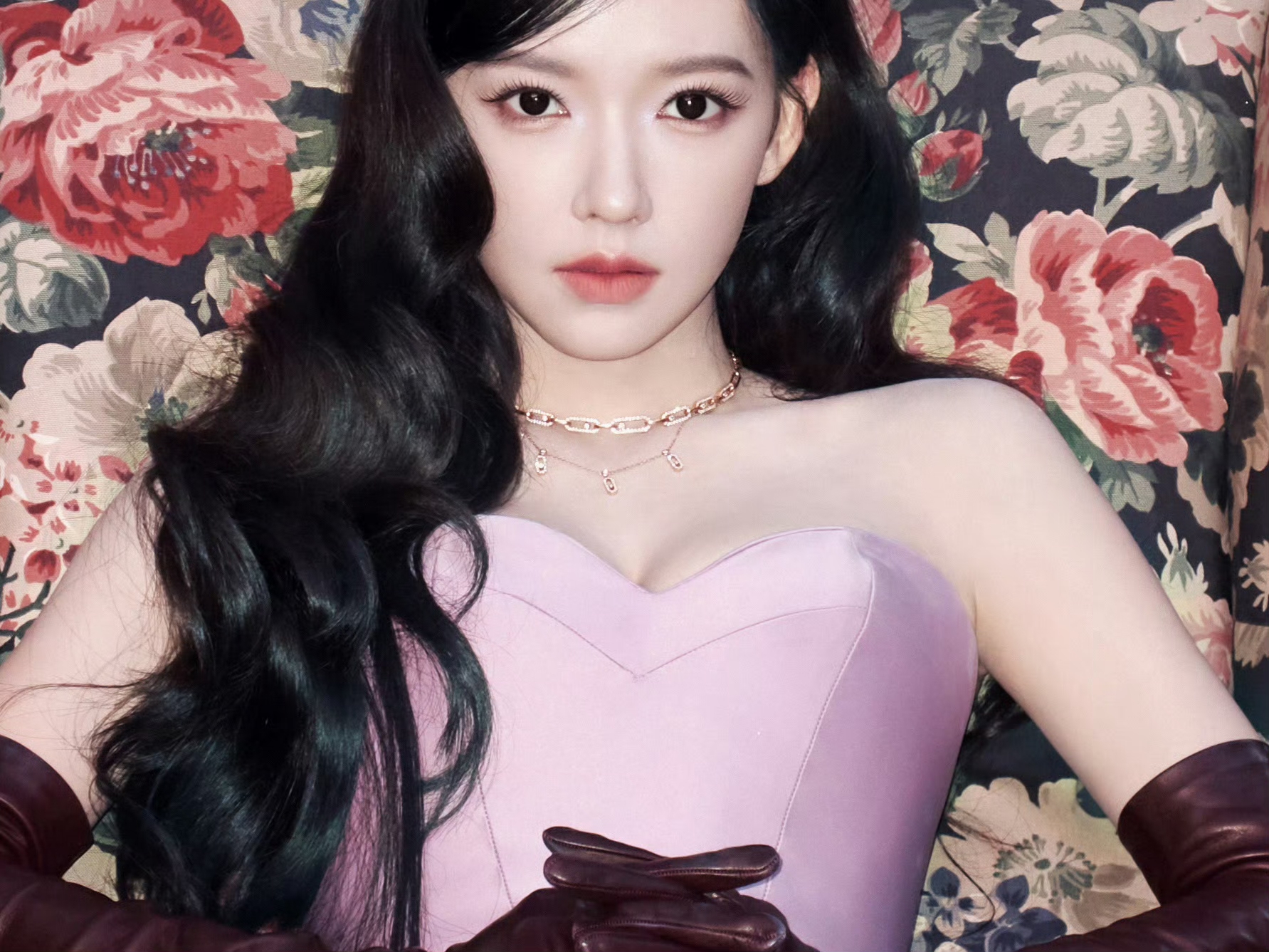 程潇解锁复古新造型！抹胸长裙勾勒好身材，美到自带柔光滤镜