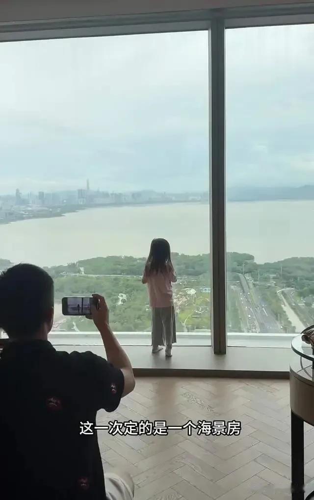 杜淳王灿分居多年，深圳度假竟曝出\第一次同睡\，女儿反应太真实