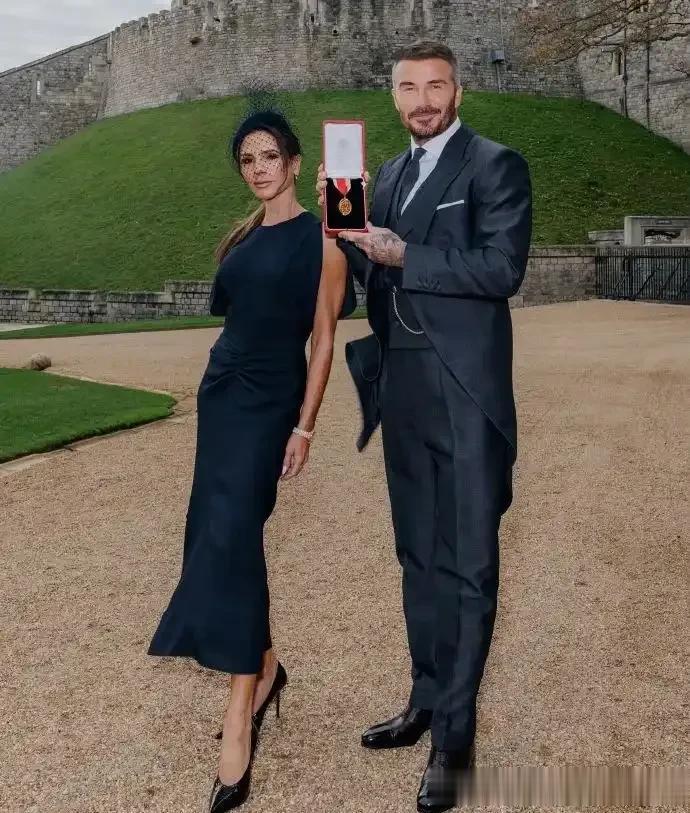 贝克汉姆被英国国王授予爵位!维多利亚特意为他设计服饰一脸崇拜