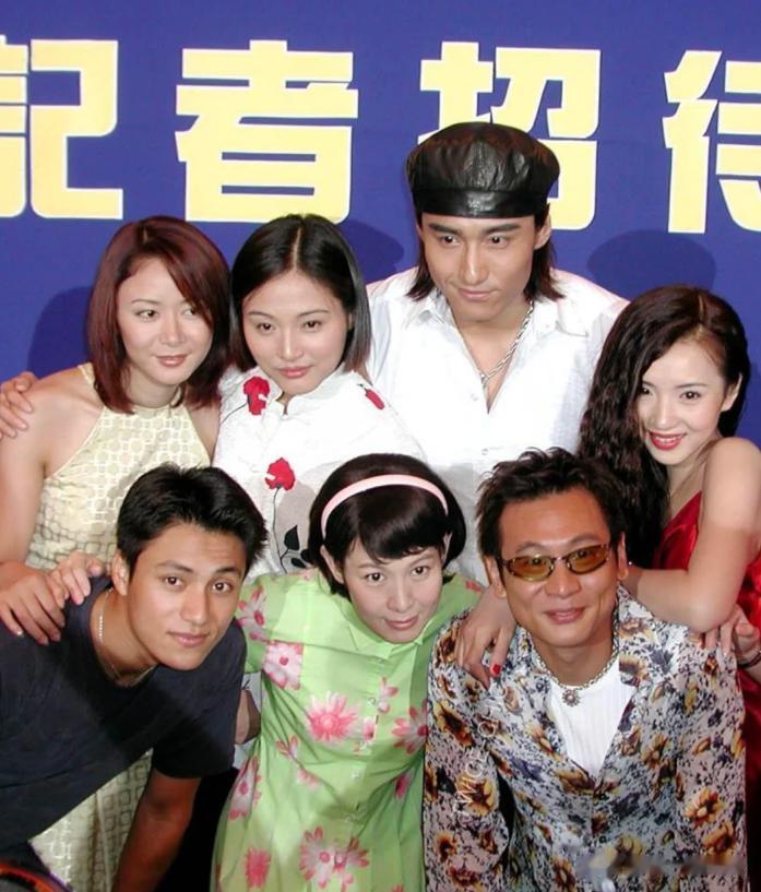 胡兵薛佳凝粉红女郎20年后同框，一个脸僵全是褶，一个白胡子发嗲