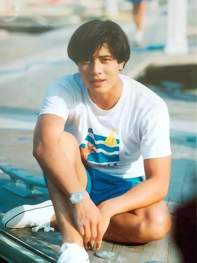 杜海涛主持京东618歌会,穿西装身板比郭富城宽,疑体重反弹发胖