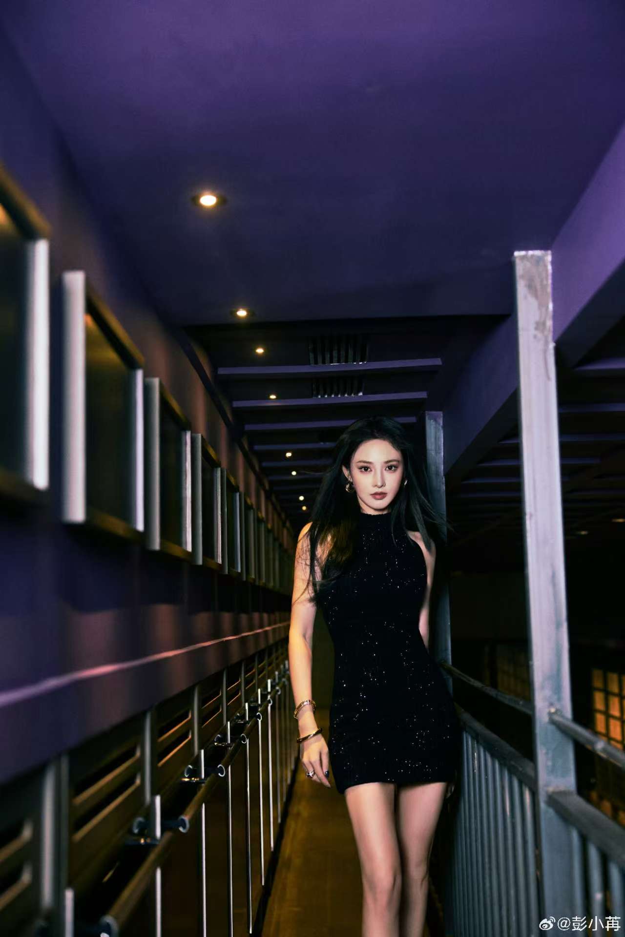 【光影交织,一袭流光黑裙勾勒曼妙身姿】——彭小苒