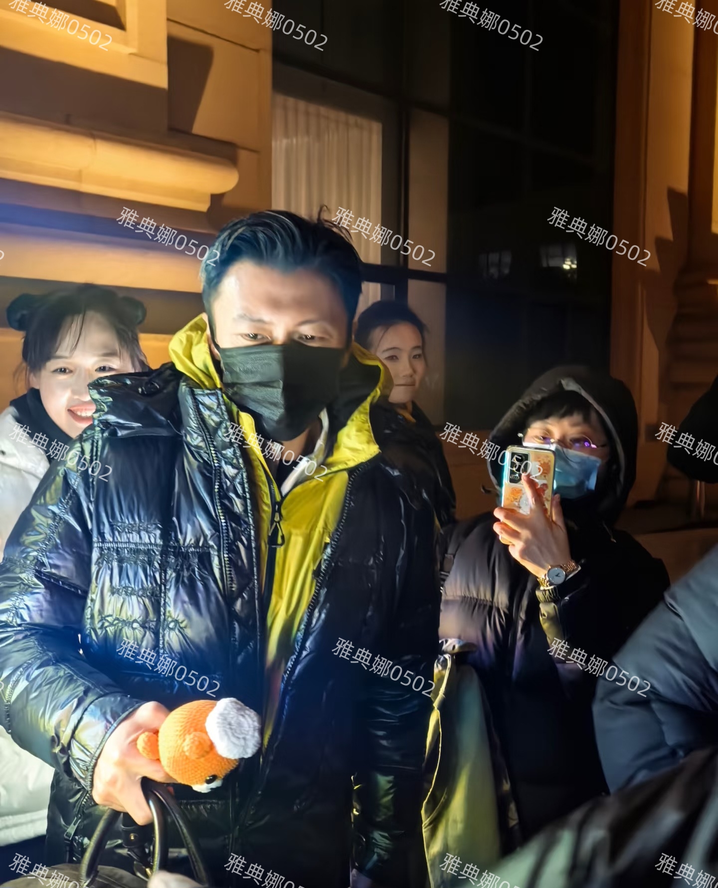 原来谢霆锋也是南方小土豆在哈尔滨跟卖糖葫芦大哥合影的他好娇小