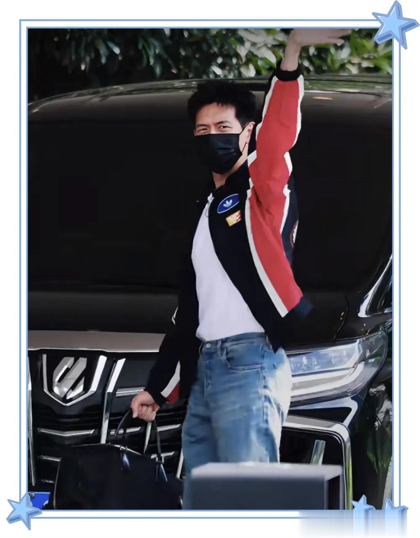 李现抵达上海，牛仔裤配夹克，帅气十足，挥手与粉丝打招呼很亲切