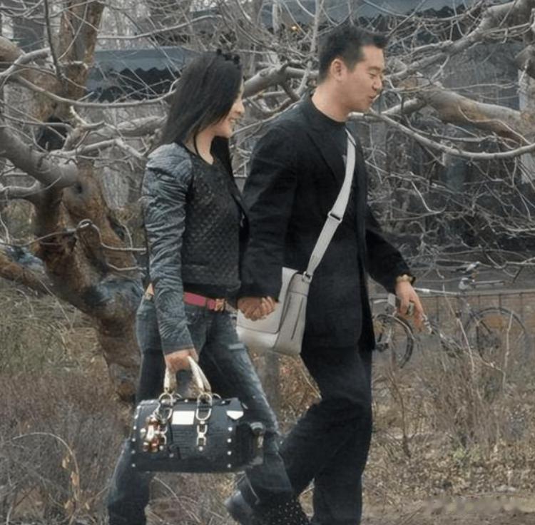 被黑人驮在肩上,和孔令辉同居11年的马苏,现如今终于传来喜讯