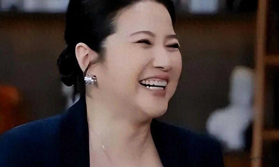 52岁颜丙燕“忘年恋”，恶心的一幕就上演了，小20岁男友是咋做的