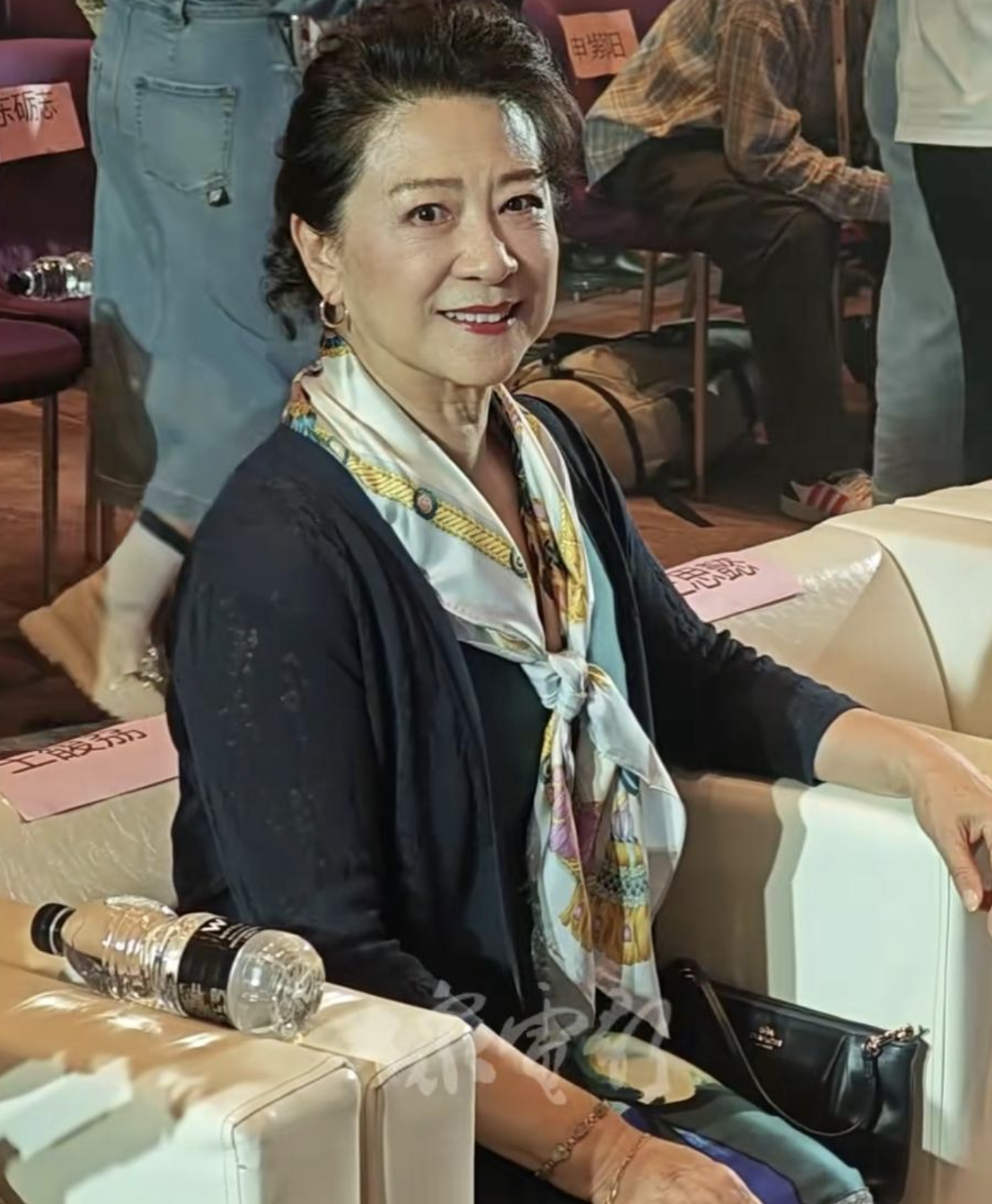 被5位妈妈辈女星惊艳：白发不染，衣不装嫩，秒了内娱一堆医美脸