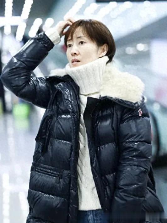 刘敏涛剪短发后年轻20岁！穿羽绒服+毛衣+牛仔裤，时髦减龄又高级