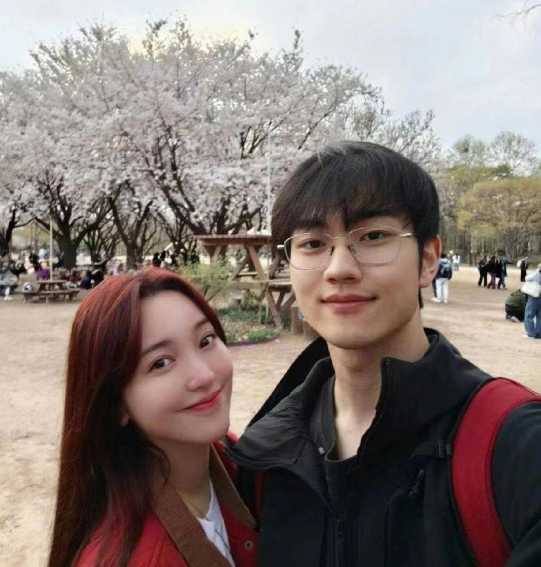 25岁孙丞潇在冰岛向42岁金莎求婚成功！俩人在海边拥吻好甜蜜