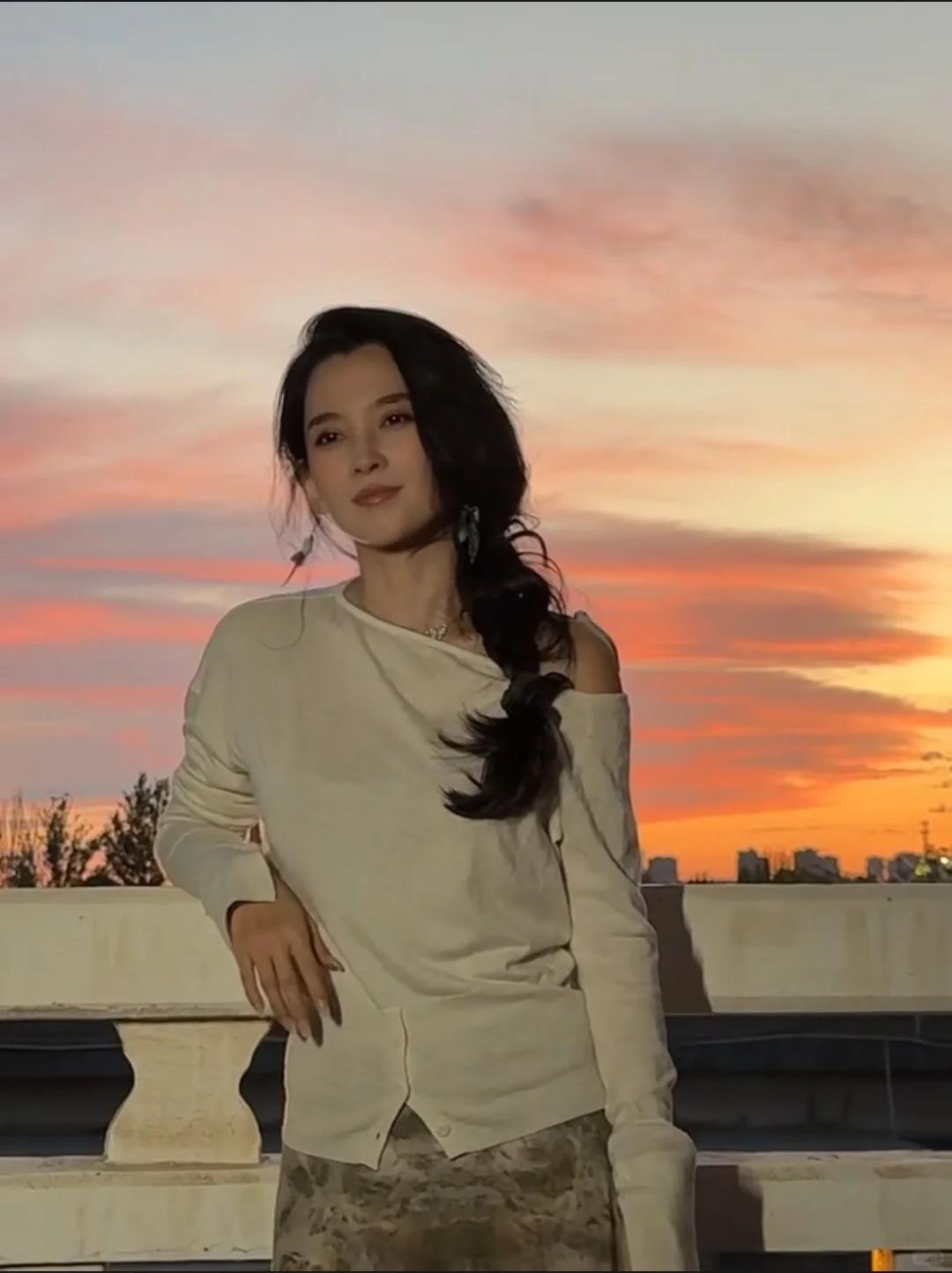 汪峰全家热恋中!女儿晒男友照、亲妈官宣姐弟恋,老爸牵着森林北