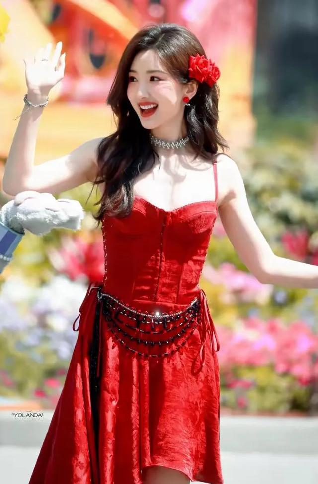 毛晓彤环球影城热舞刷屏！这自律强度直接碾压全场