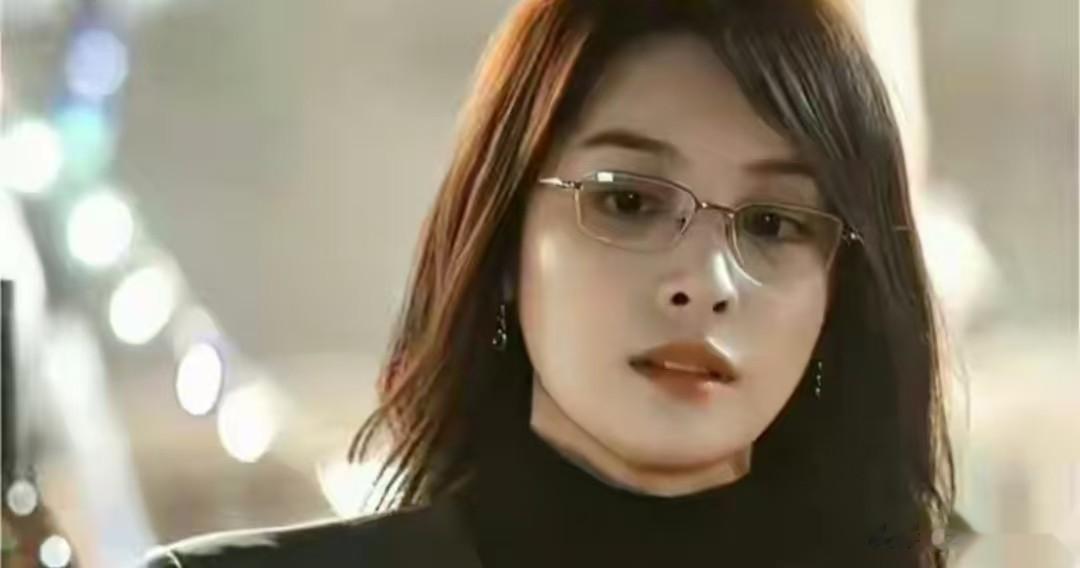 她明明比吴越漂亮，也比曾黎年轻，偏偏于和伟两次都没带动她