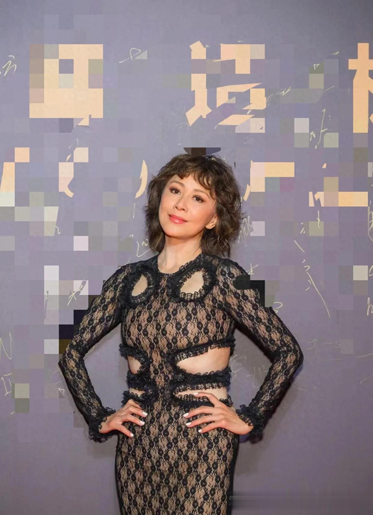 59岁刘嘉玲烫泡面头减龄20岁!镂空连衣裙秀曲线,美得像换了个人