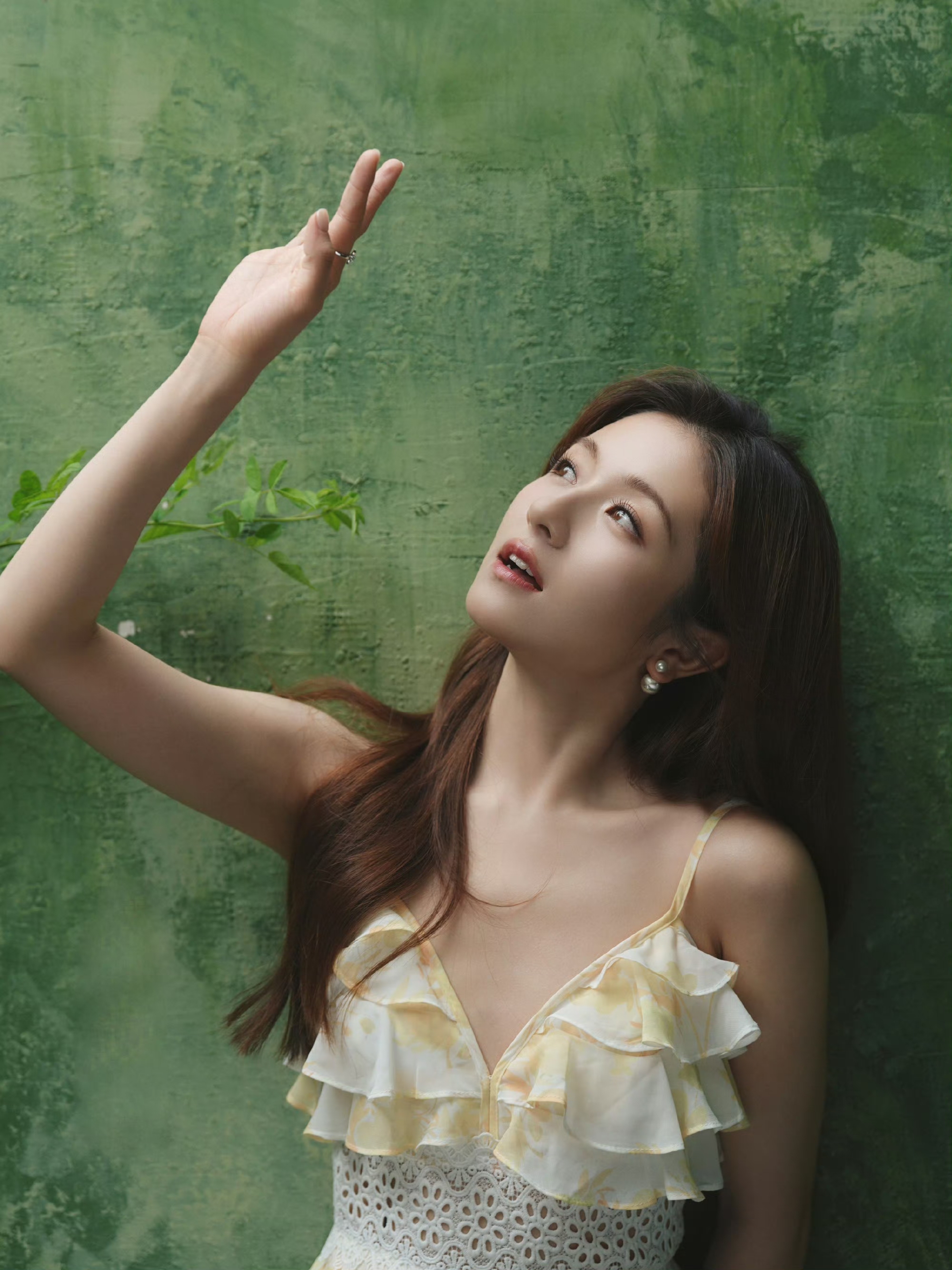 李兰迪 淡黄的长裙蓬松的头发 好明媚的一组美照