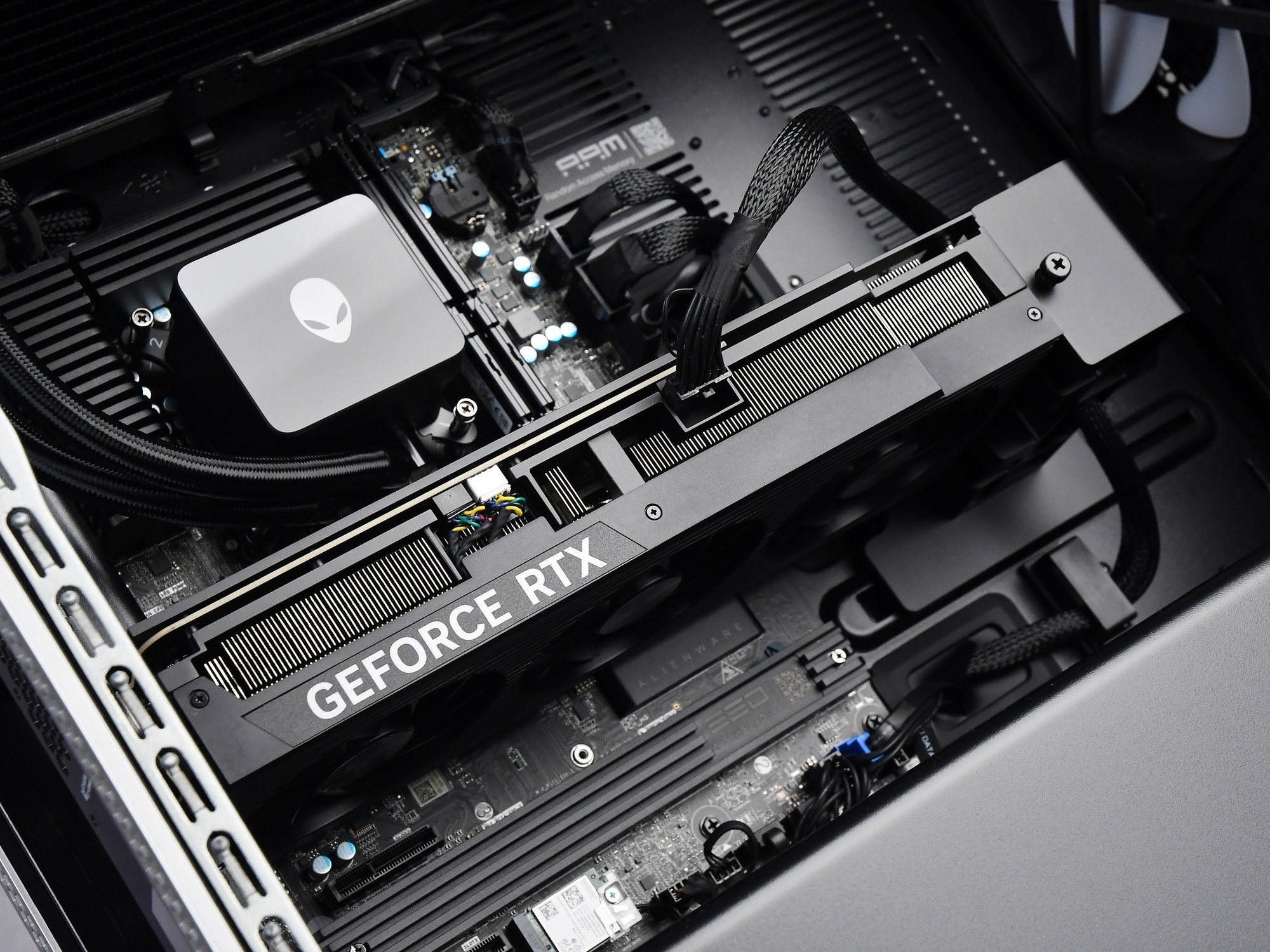 經典系列重啟延續極致體驗 外星人Area-51搭配AW2725D玩游戲是怎