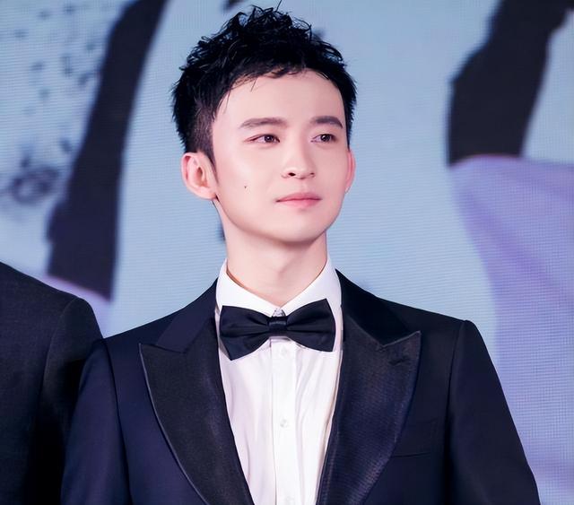 孙俪宠着、赵丽颖护着，长相平平却资源不断，只因他有个好妈妈