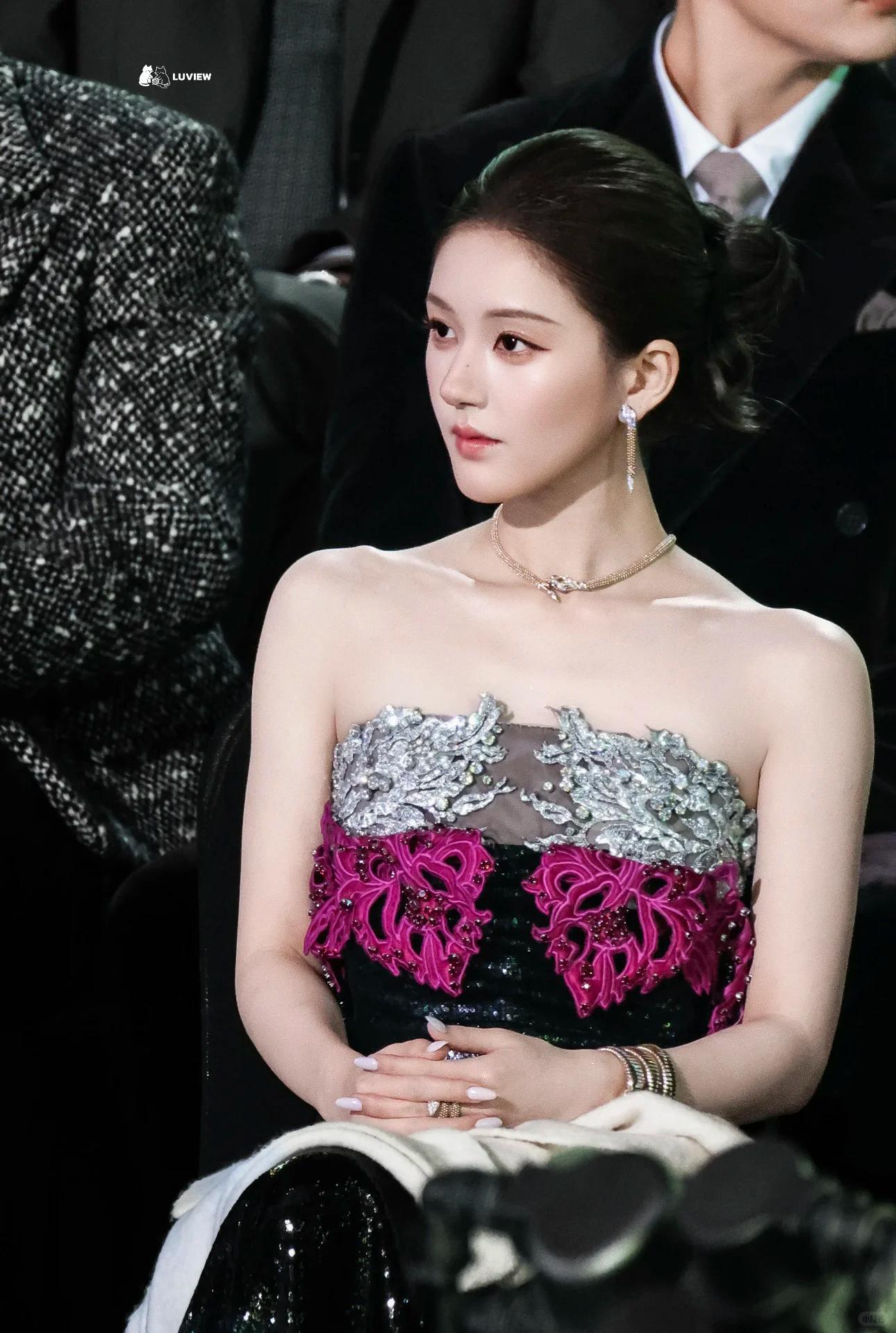 海口这晚，秦岚的腰、白露的脸，159cm“黑袍裹身”的她全场惊艳