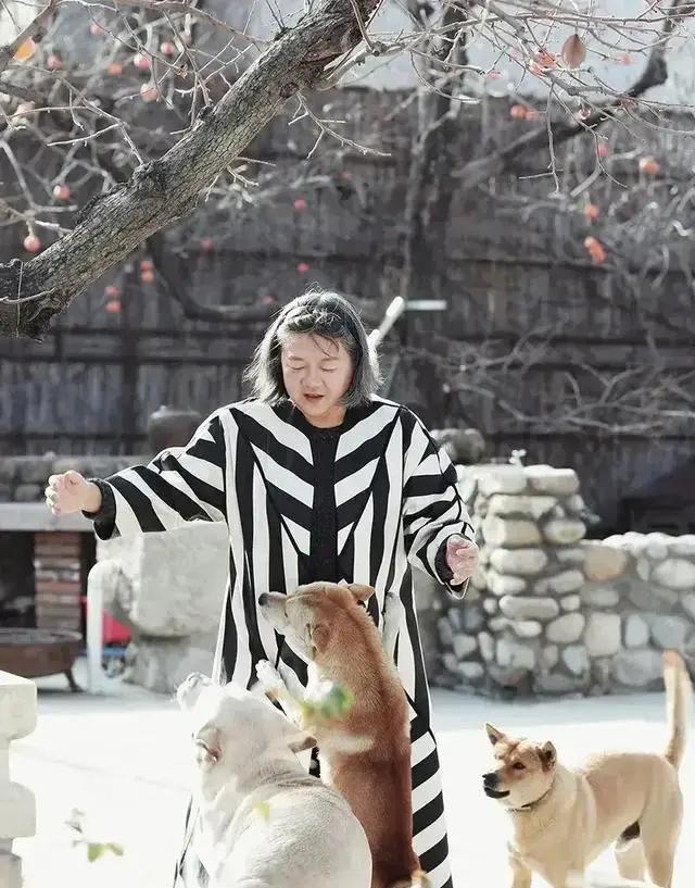 64岁洪晃在巴黎买菜，长老年斑头发花白，穿的很洋气晚年独居国外