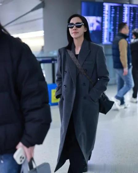 王智真是穿搭高手!灰色大衣+半身裙+乐福鞋,时髦洋气又高级!