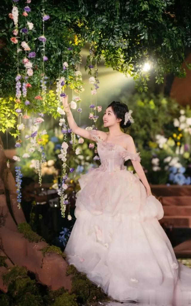 金龟子女儿补办梦幻婚礼，终于为老公穿上了最美的婚纱，恩爱甜蜜