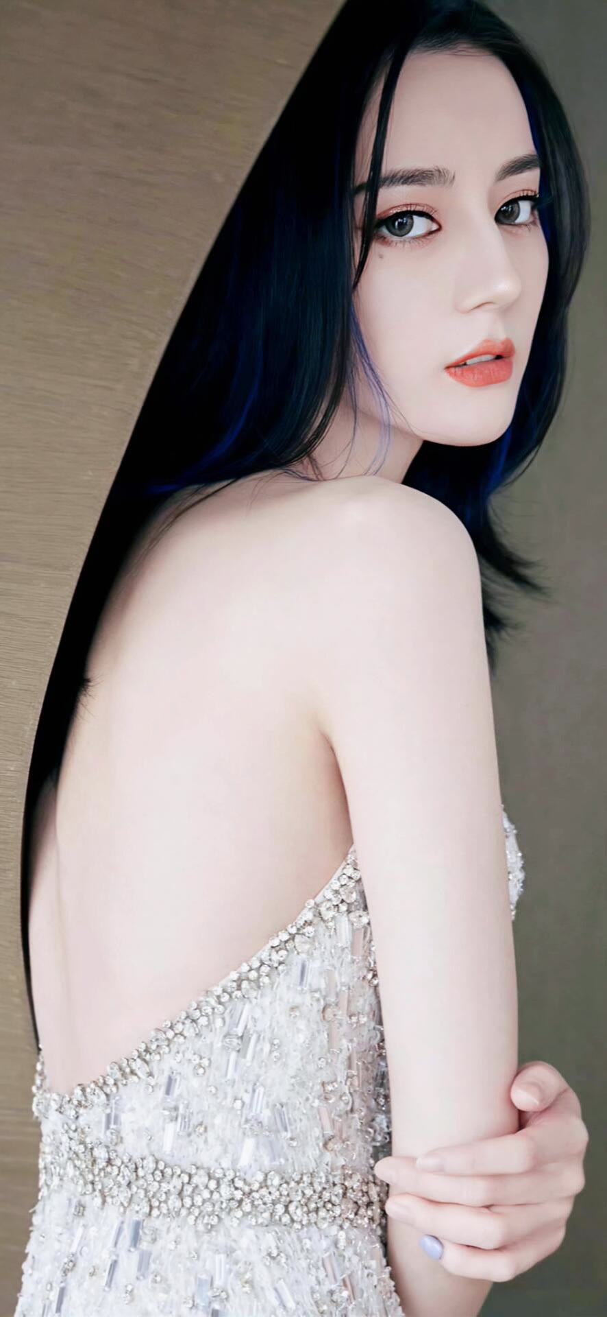 迪丽热巴这组侧颜杀，蓝发礼服好慵懒高级