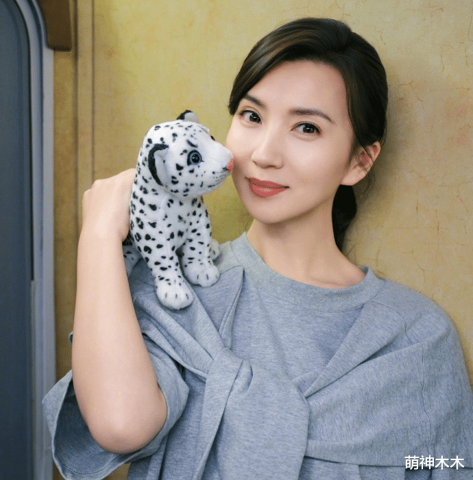 杜华晒出40+女星同框照!章子怡素颜认不出,李小璐打扮显年轻